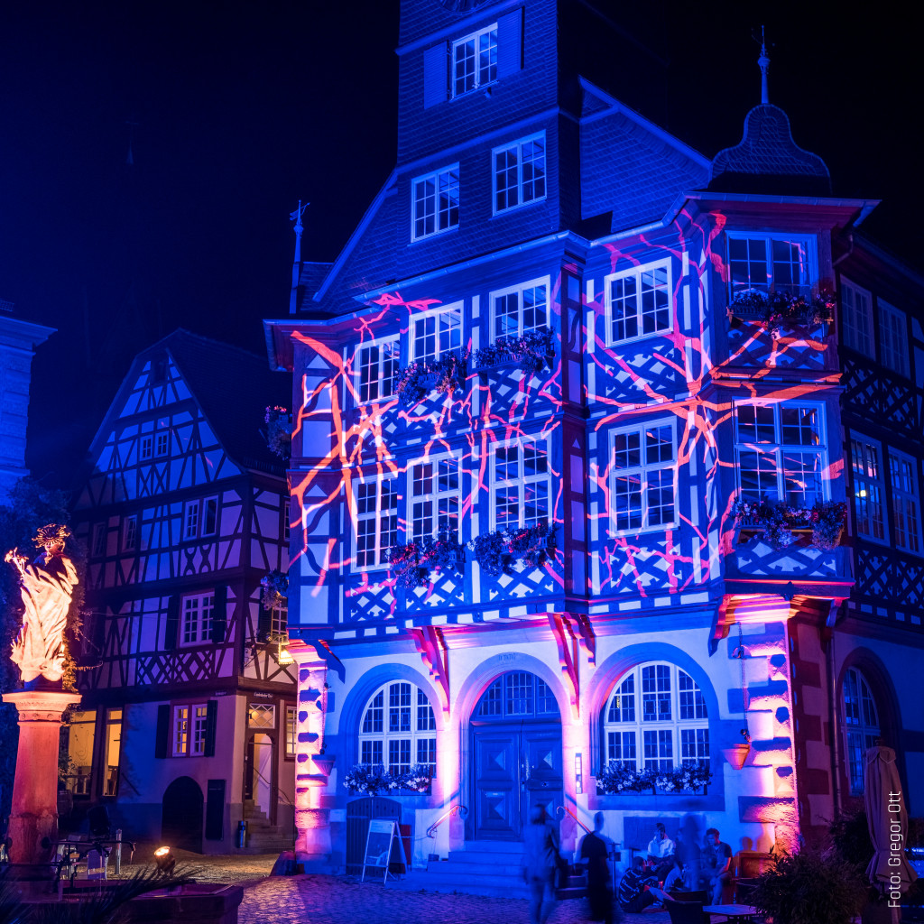 Bergstraße leuchtet 2020 — Altstadt Heppenheim, Heppenheim, 14. August 2020: Lichtinstallation