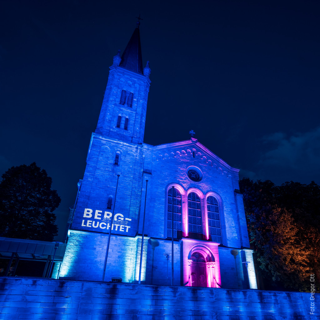 Bergstraße leuchtet 2020 — Michaelskirche Bensheim, Bensheim, 19. August 2020: Lichtinstallation