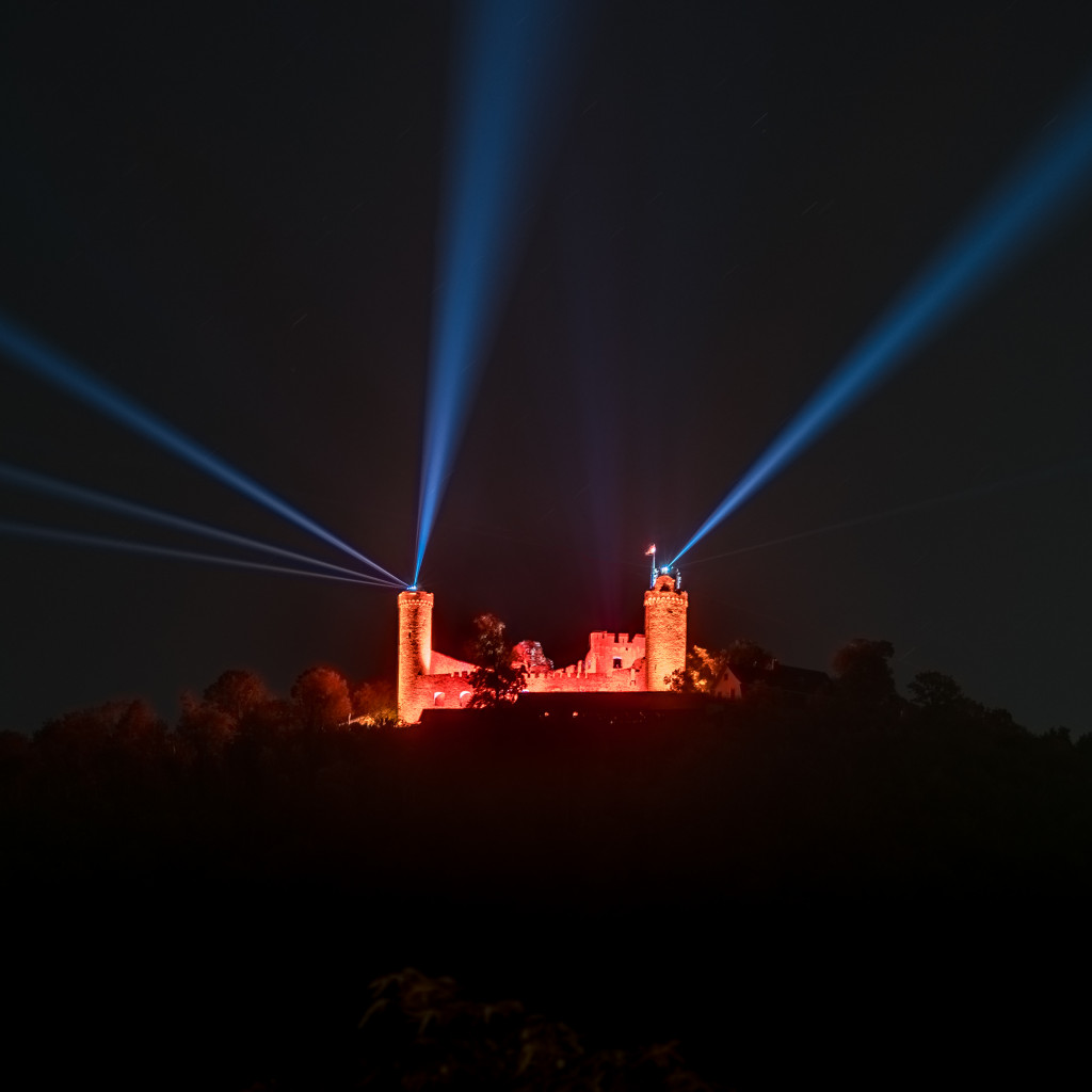 Bergstraße leuchtet 2020 — Auerbacher Schloss, Bensheim-Auerbach, 07. August 2020: Lichtinstallation