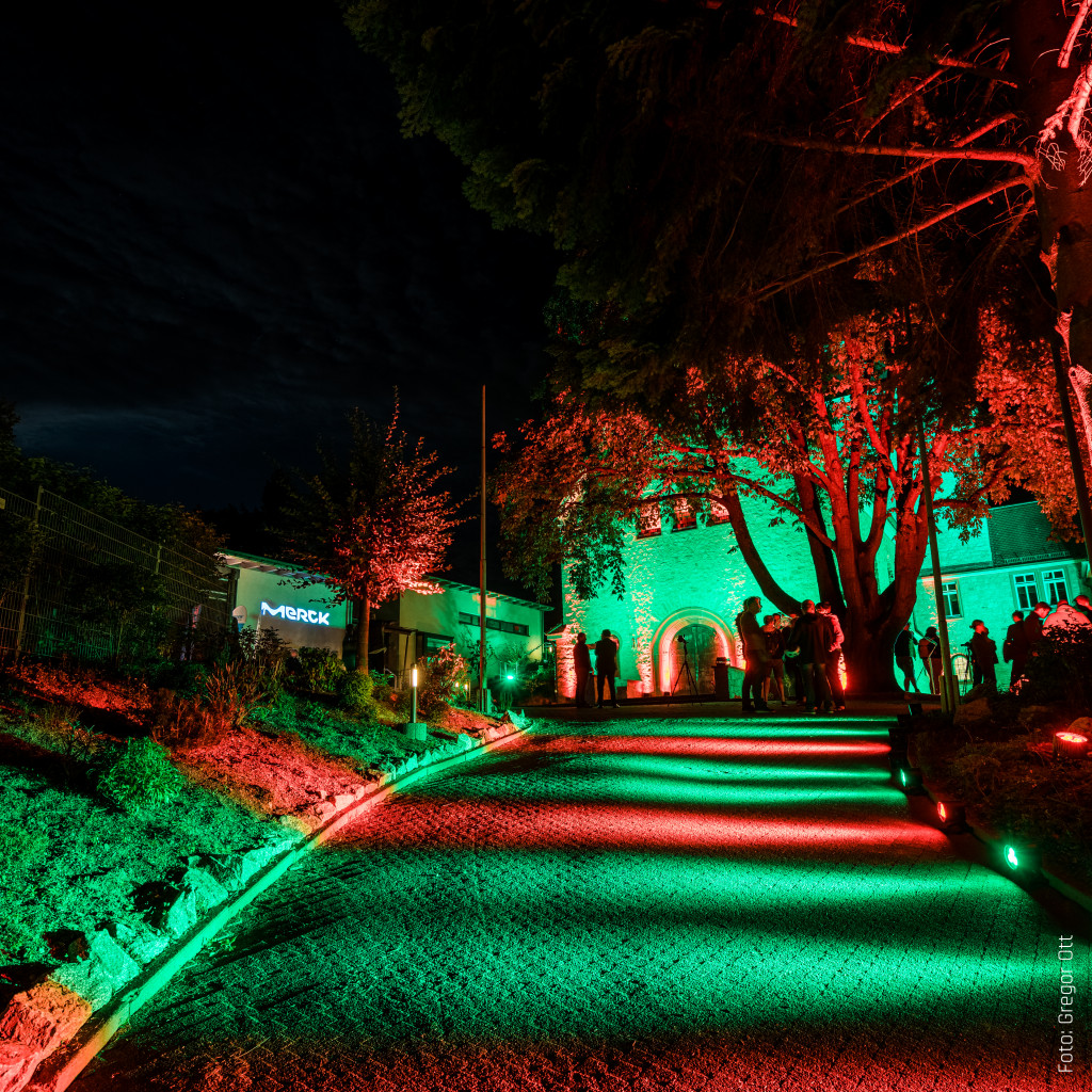 Bergstraße leuchtet 2020 — Kath. Kirche Zwingenberg, Zwingenberg, 02. September 2020: Lichtinstallation