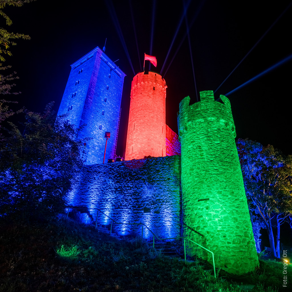 Bergstraße leuchtet 2020 — Starkenburg Heppenheim, Heppenheim, 05. September 2020: Lichtinstallation