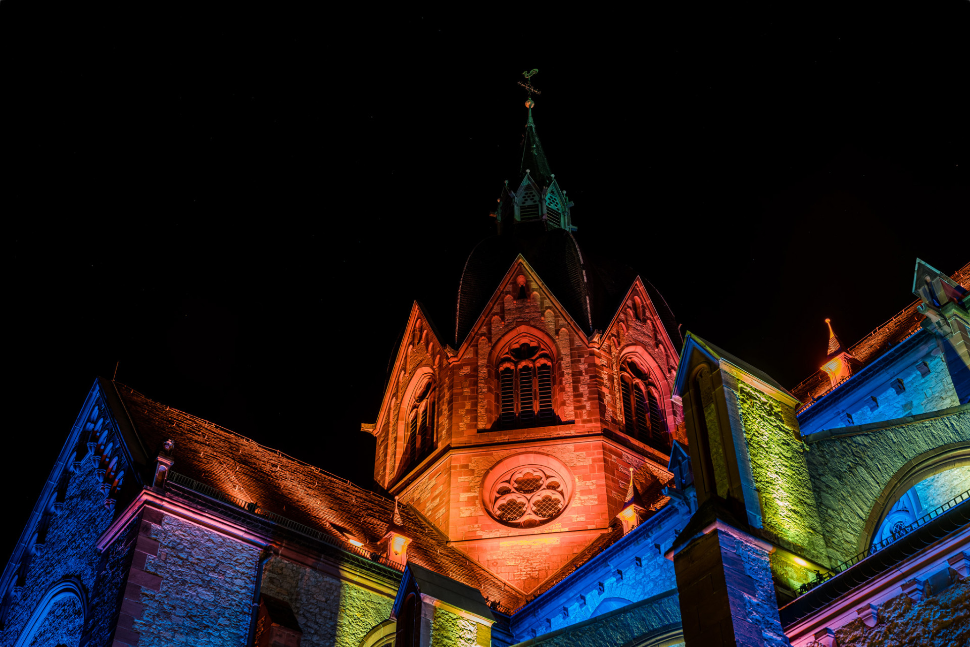 St. Peter Heppenheim Lichtprojektion bei Bergstraße leuchtet 2020 — der Dom der Bergstraße im farbigen Lichtgewand