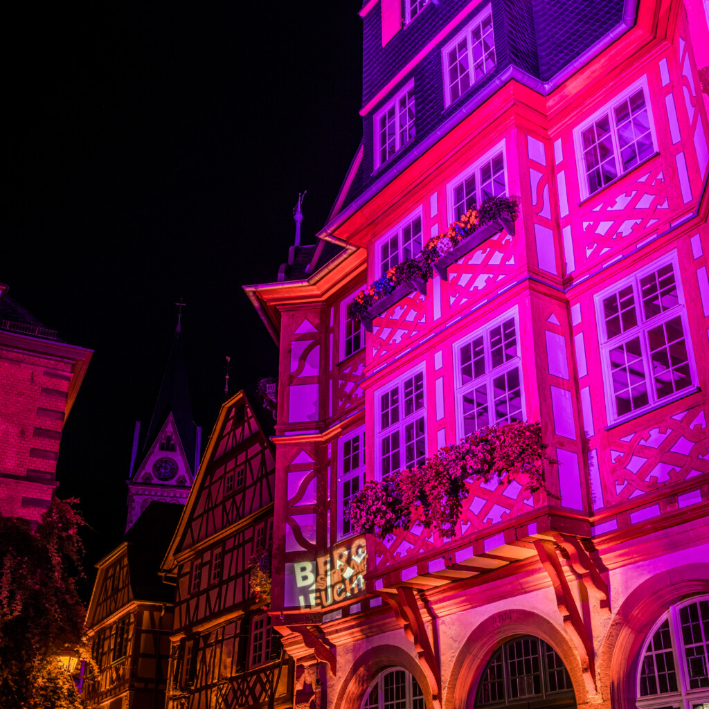 Bergstraße leuchtet 2021 — Bensheimer Innenstadt in Bensheim, 06./07. August 2021: Lichtprojektion