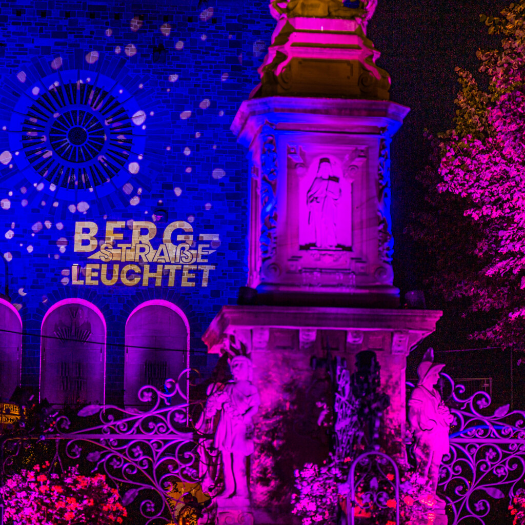 Bergstraße leuchtet 2021 — Heppenheimer Innenstadt in Heppenheim, 20./21. August 2021: Lichtprojektion
